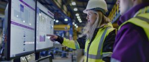 operario observando KPIs en entorno industrial